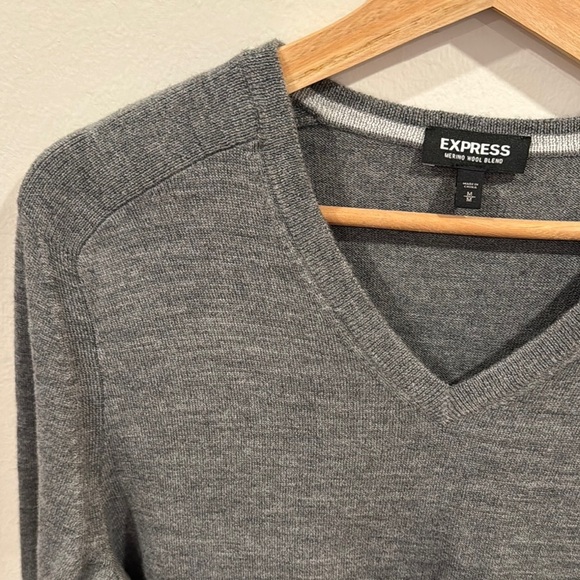 Express Men's Merino Wool Blend V-Neck Long Sleeve Sweater Gray Size M - Picture 4 of 5